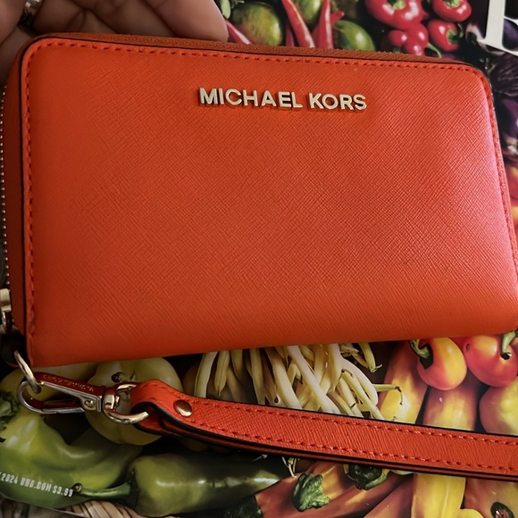 MICHAEL KORS JET SET ZIP AROUND WALLET/WRISTLET in POPPY - Picture 13 of 13